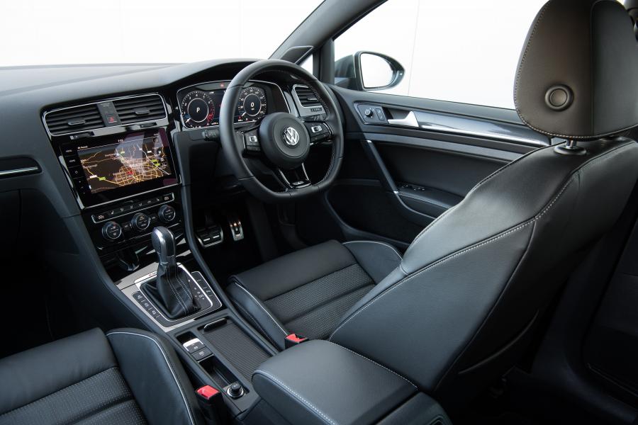Интерьер Volkswagen Golf R 5-Door 2017 года  (UK) (фото 2 из 30)